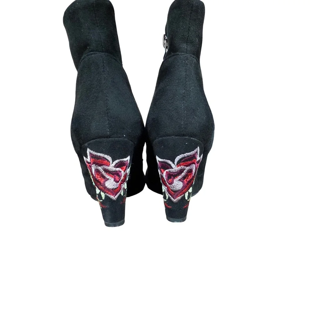 Bloom & 8 Black Faux Suede Floral Embroidered Wedge Ankle Boots Womens Size 7
